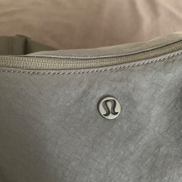 Lululemon Slouchy Sling Bag 6L - Picture 3 of 10